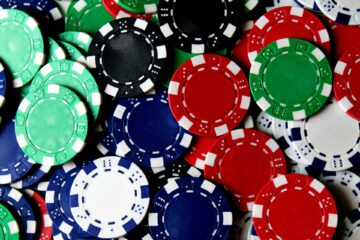 Live Dealer Poker VS Traditionell Poker – Komplett Jämförelse